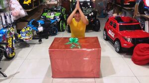 KHUI THÙNG QUÀ ĐỒ CHƠI TỪ ÔNG GIÀ NOEL TO KHỔNG LỒ - CHRISTMAS GIFT TOYS FOR KIDS ( Chim Xinh)