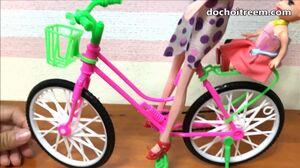 Đồ chơi BÚP BÊ BARBIE ĐẠP XE ĐI DẠO CÙNG EM GÁI - Xe đạp búp bê màu hồng (Chim Xinh)