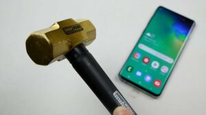 Samsung Galaxy S10 Plus Hammer & Knife Scratch Test