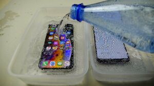 iPhone XS vs Samsung Galaxy S9 Sparkling Water Freeze Test - Which Will Survive?